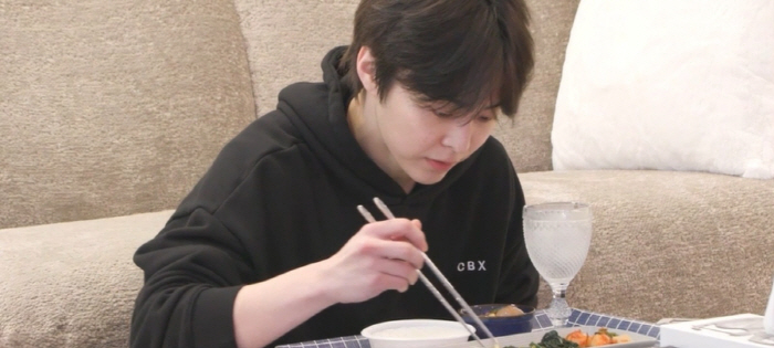 시우민, 집이 쇼룸인 줄…모노톤 호텔 인테리어→헬스장 안 부러운 시설('…