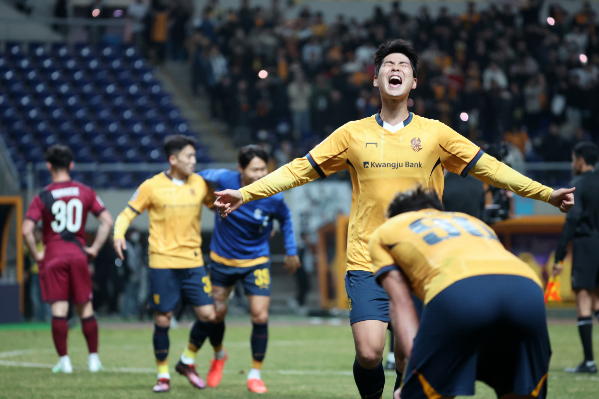 '다 中 때문이야!' 광주에 당한 日 분노 폭발…'충격적 패자' 비셀 고…