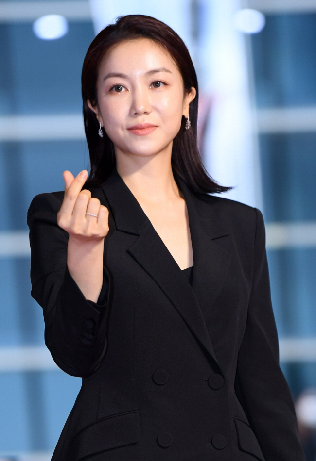 김옥빈 풀스윙, 야자나무 한 방에 박살낸 이유.."전남친 떠올리며 도끼질…