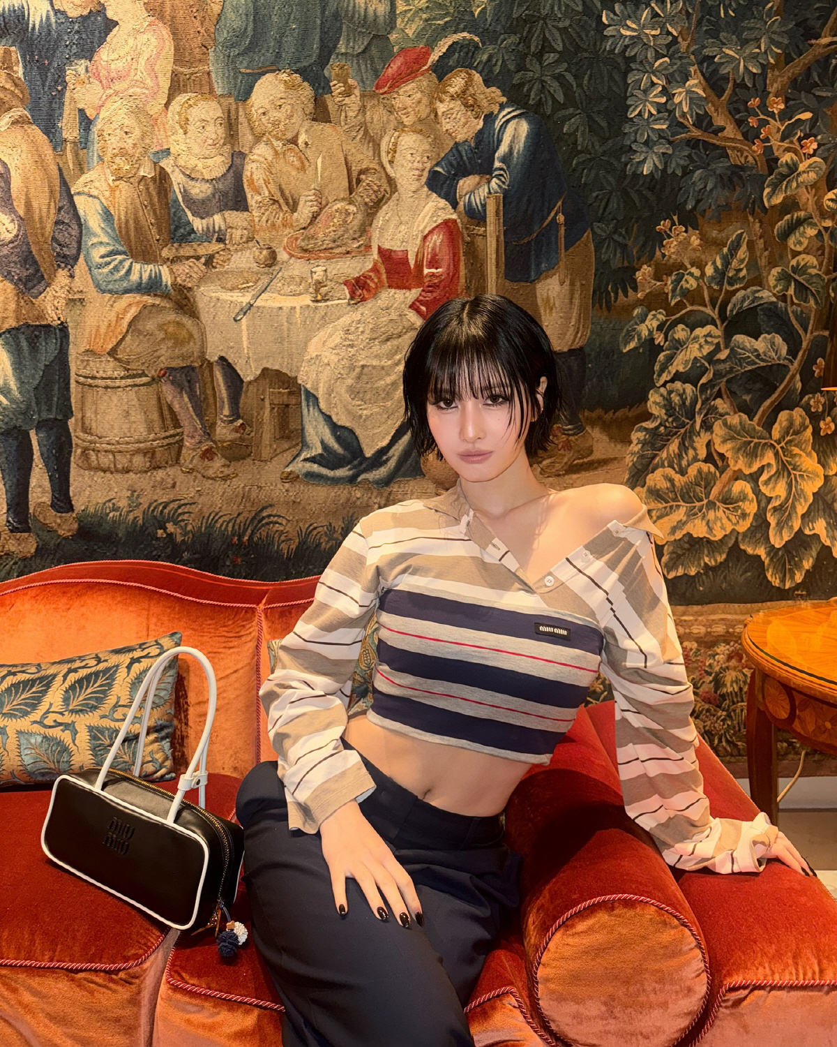 트와이스 모모, 스모키 메이크업에 탄탄 복근 공개..잘록 허리 시선 강탈