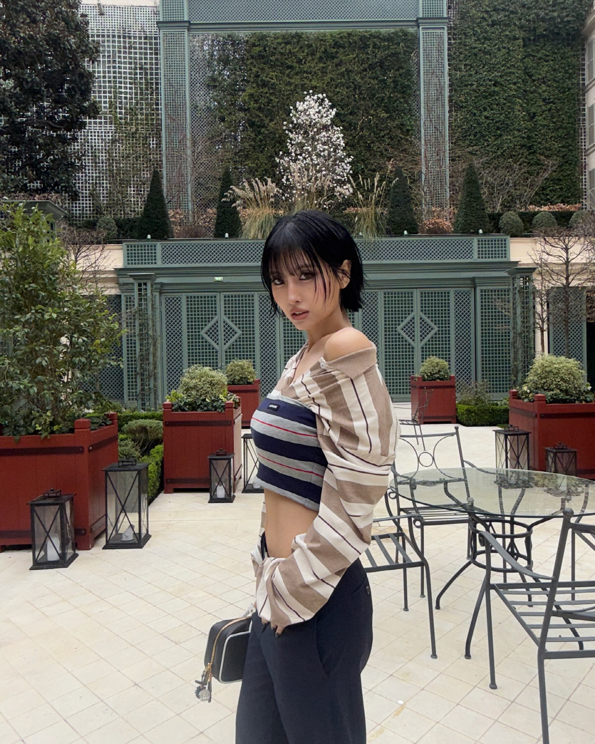 트와이스 모모, 스모키 메이크업에 탄탄 복근 공개..잘록 허리 시선 강탈