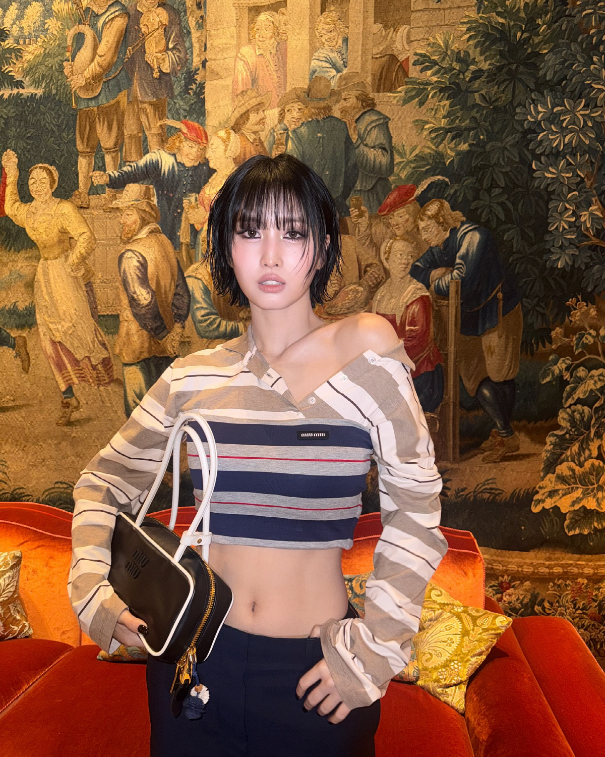 트와이스 모모, 스모키 메이크업에 탄탄 복근 공개..잘록 허리 시선 강탈