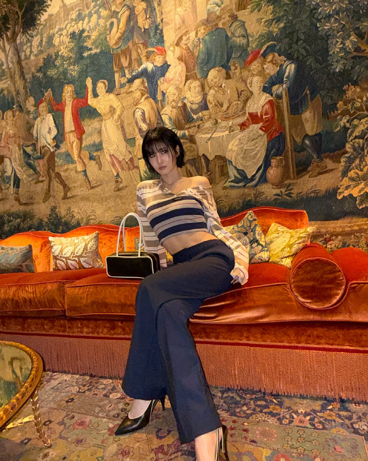 트와이스 모모, 스모키 메이크업에 탄탄 복근 공개..잘록 허리 시선 강탈