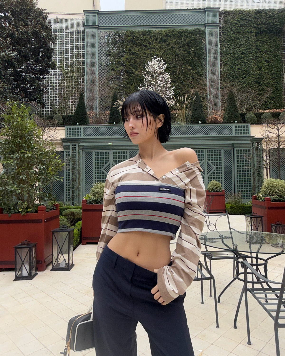 트와이스 모모, 스모키 메이크업에 탄탄 복근 공개..잘록 허리 시선 강탈