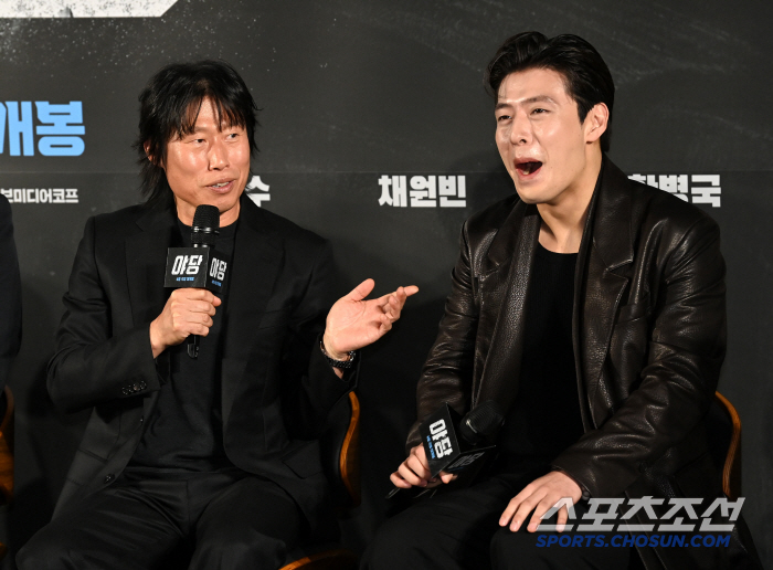 [포토] 유해진, 강하늘 밝은 기운 이어받았어요