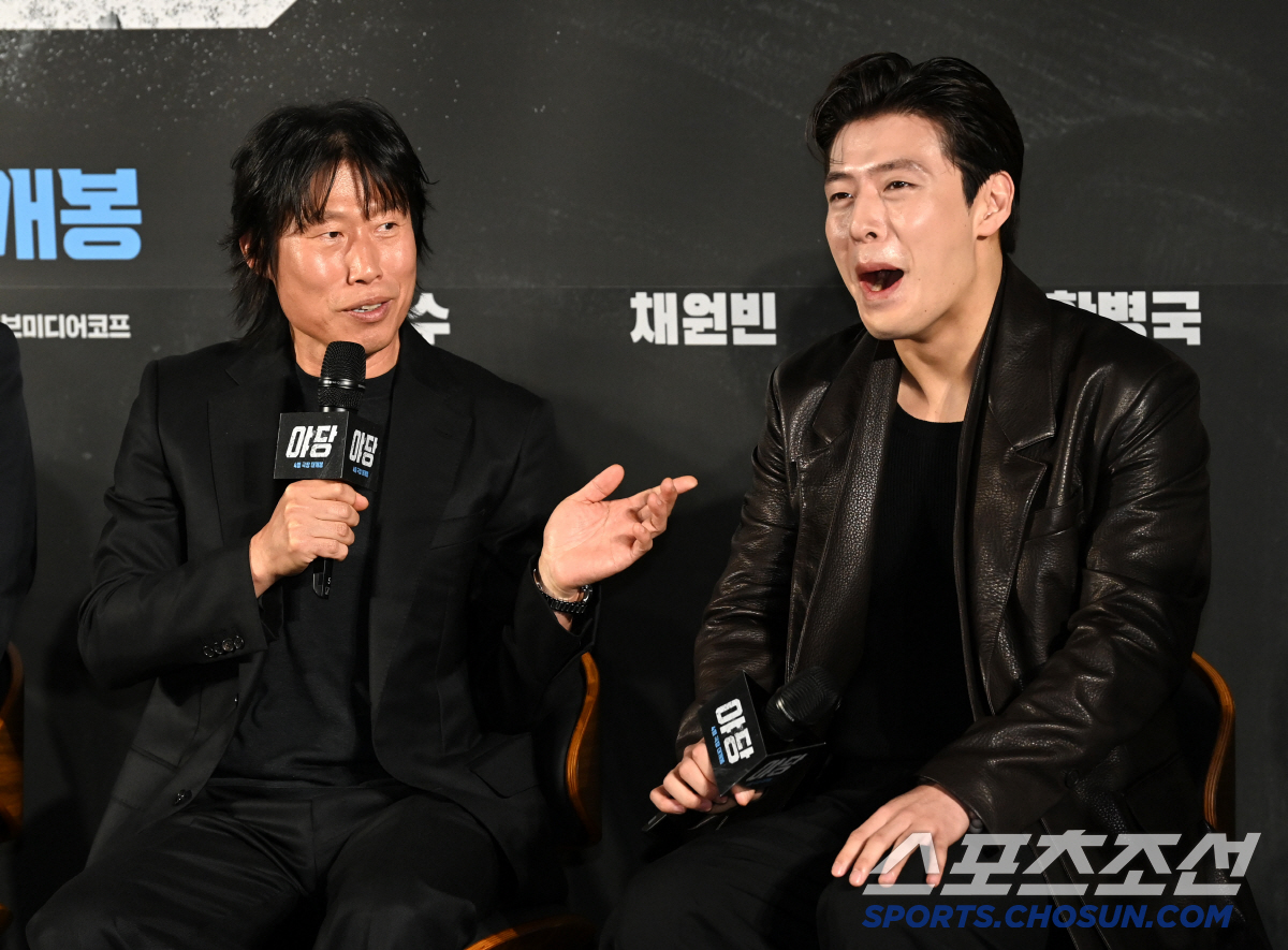 [포토] 유해진, 강하늘 밝은 기운 이어받았어요
