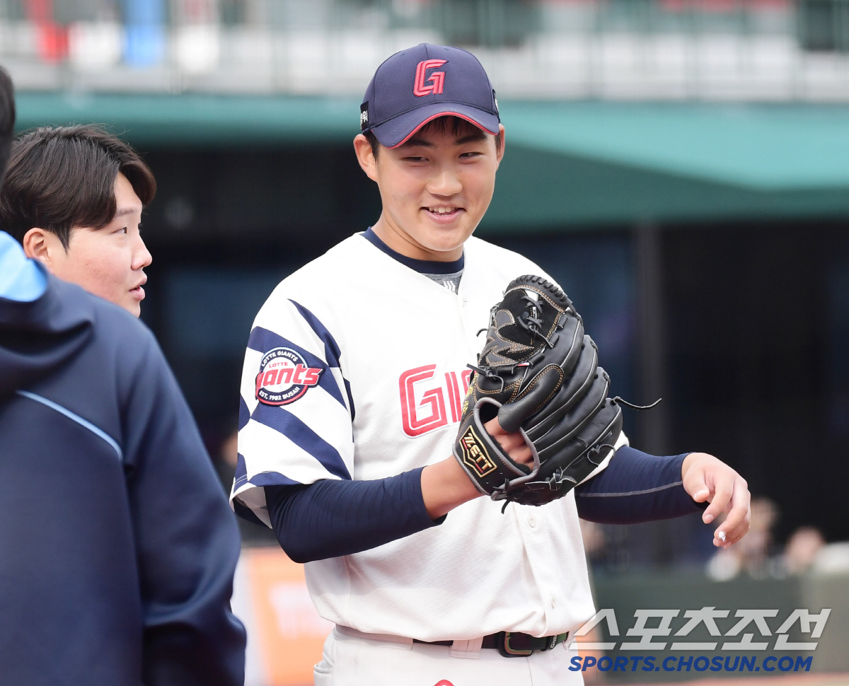"선발 한자리 맡겨볼까? 벌써 몇년 던진 투수 같아" 20세 신인 향한 …