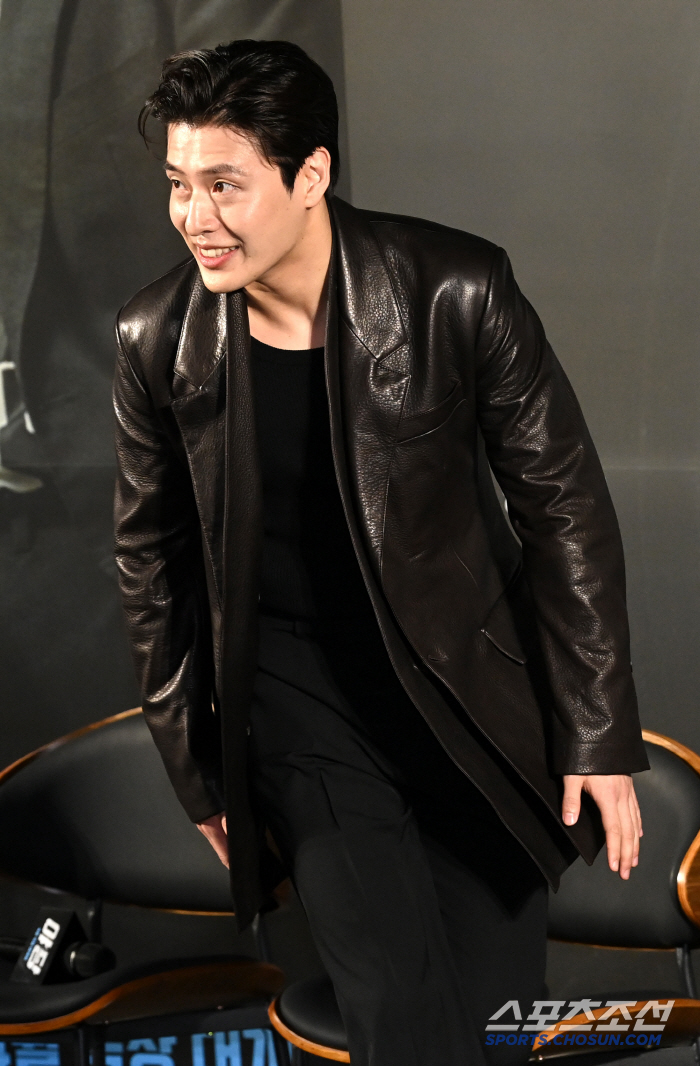 [포토] 강하늘, 밝은 미소로 인사 먼저