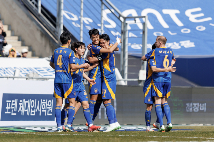 "4경기 단 1실점→'마스크' 조현우 복귀" 울산, 수원FC 상대 4연승 사냥…화두는 천적 증명