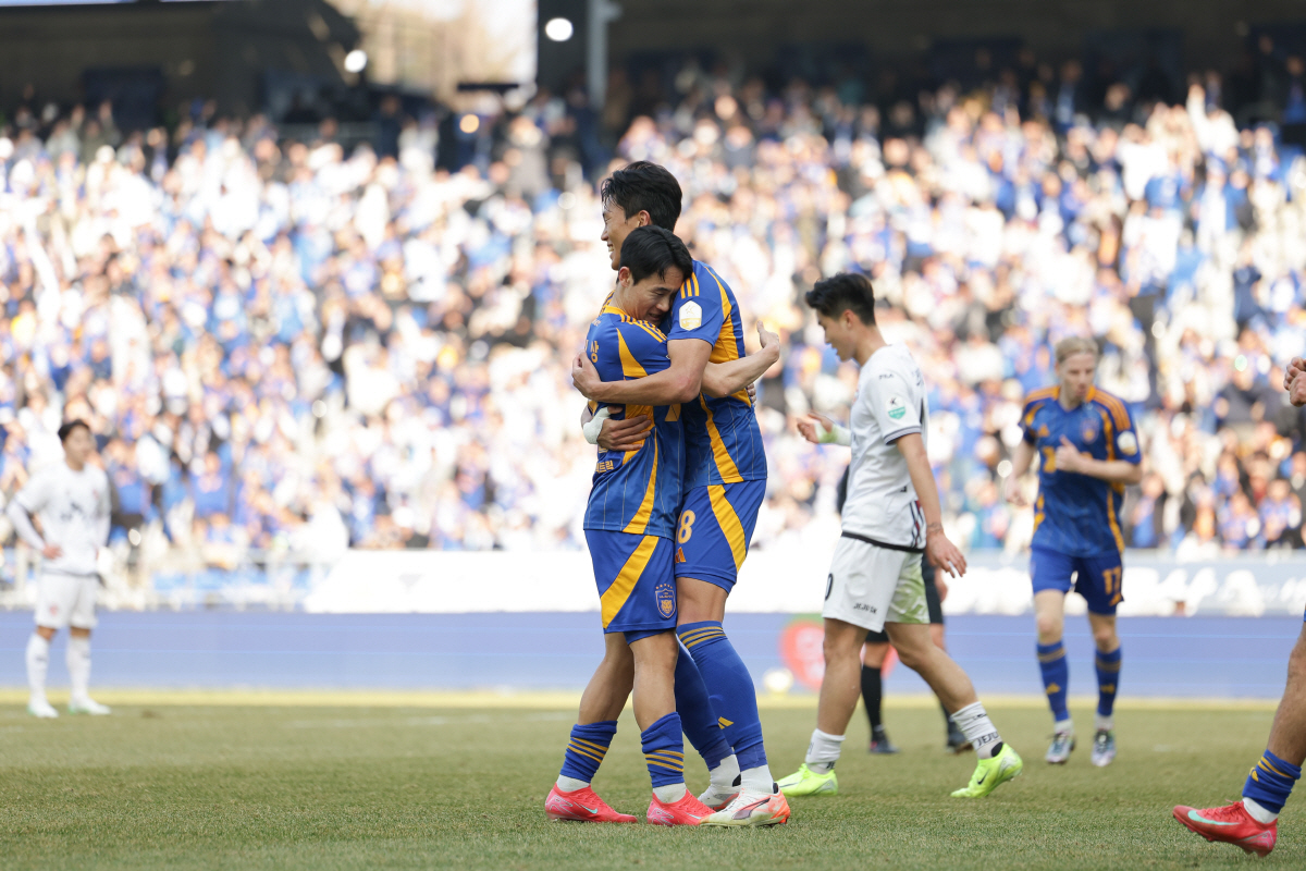 "4경기 단 1실점→'마스크' 조현우 복귀" 울산, 수원FC 상대 4연승…