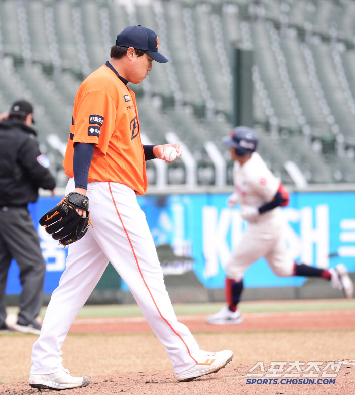 전준우는 배트를 던졌고! 류현진에 올해 첫 피홈런 선물…몸쪽 145㎞ 직…