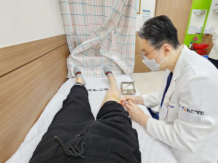 수술 애매한 중기 무릎 관절염, 창원힘찬병원 "PRP 주사 치료 효과적"