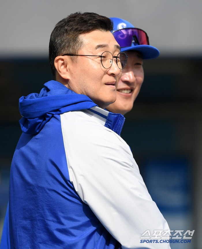 '누구에게 거는 전화일까?' 그라운드 내려와 훈련 지켜본 이종열 단장..…