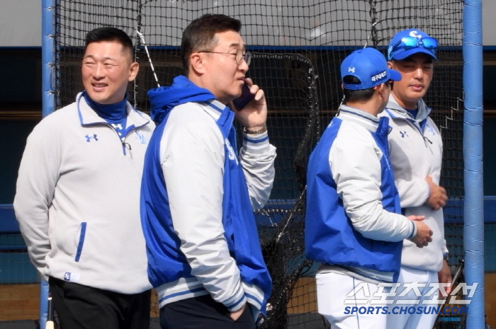 '누구에게 거는 전화일까?' 그라운드 내려와 훈련 지켜본 이종열 단장..…