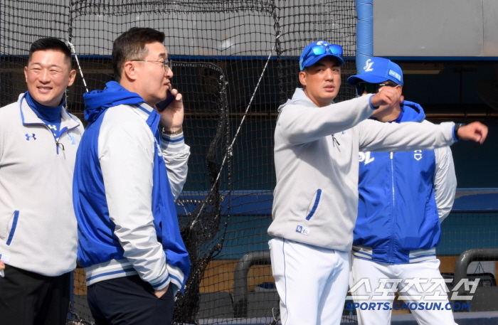 '누구에게 거는 전화일까?' 그라운드 내려와 훈련 지켜본 이종열 단장..…