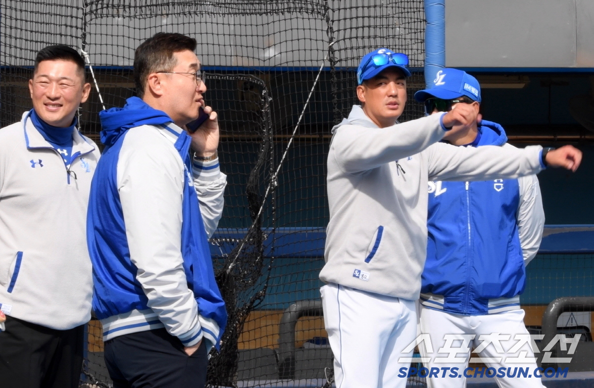 '누구에게 거는 전화일까?' 그라운드 내려와 훈련 지켜본 이종열 단장..…