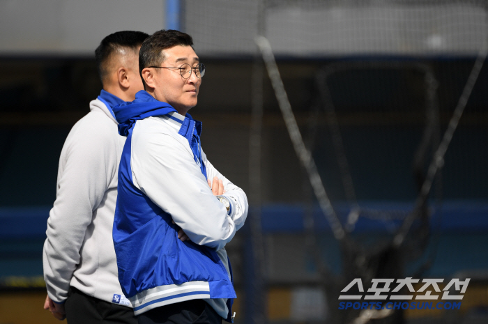 '누구에게 거는 전화일까?' 그라운드 내려와 훈련 지켜본 이종열 단장..…