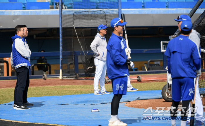 '누구에게 거는 전화일까?' 그라운드 내려와 훈련 지켜본 이종열 단장..…