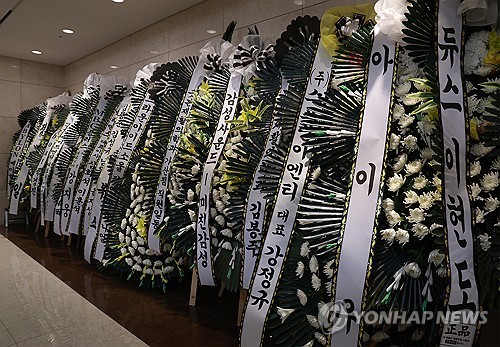 (서울=연합뉴스) 14일 서울 강남구 서울삼성병원 장례식장에 마련된 가수 휘성의 빈소에 동료 가수들의 조화가 놓여 있다. 2025.3.14 [재판매 및 DB 금지] [사진공동취재단] scape@yna.co.kr