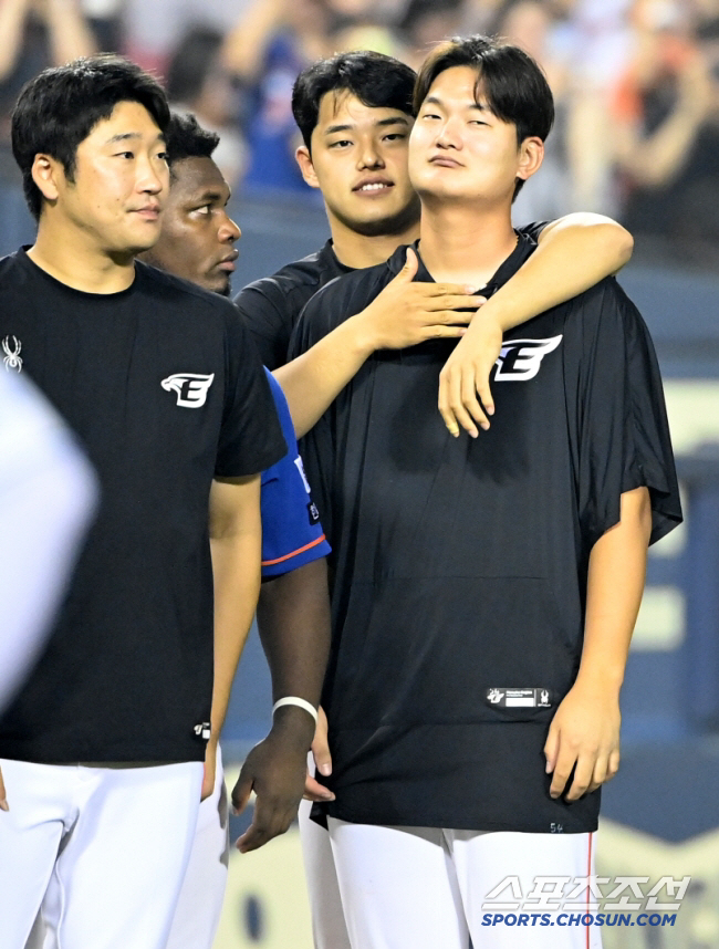 문동주 159㎞→김서현 '미소' 이유는? 21세+야망 철철 너스레 [부산…