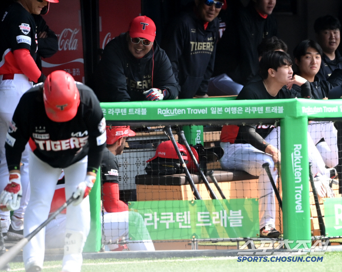 '축하 안 해줘?' 홈런 치고도 서운할 뻔, 잠실 담장 넘긴 위즈덤...…