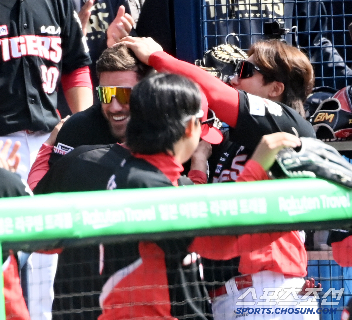 '축하 안 해줘?' 홈런 치고도 서운할 뻔, 잠실 담장 넘긴 위즈덤...…