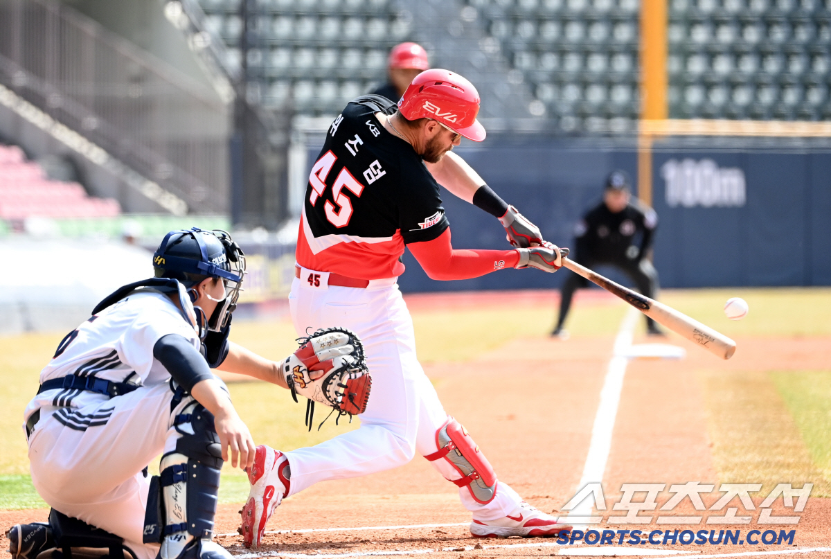 '축하 안 해줘?' 홈런 치고도 서운할 뻔, 잠실 담장 넘긴 위즈덤...…