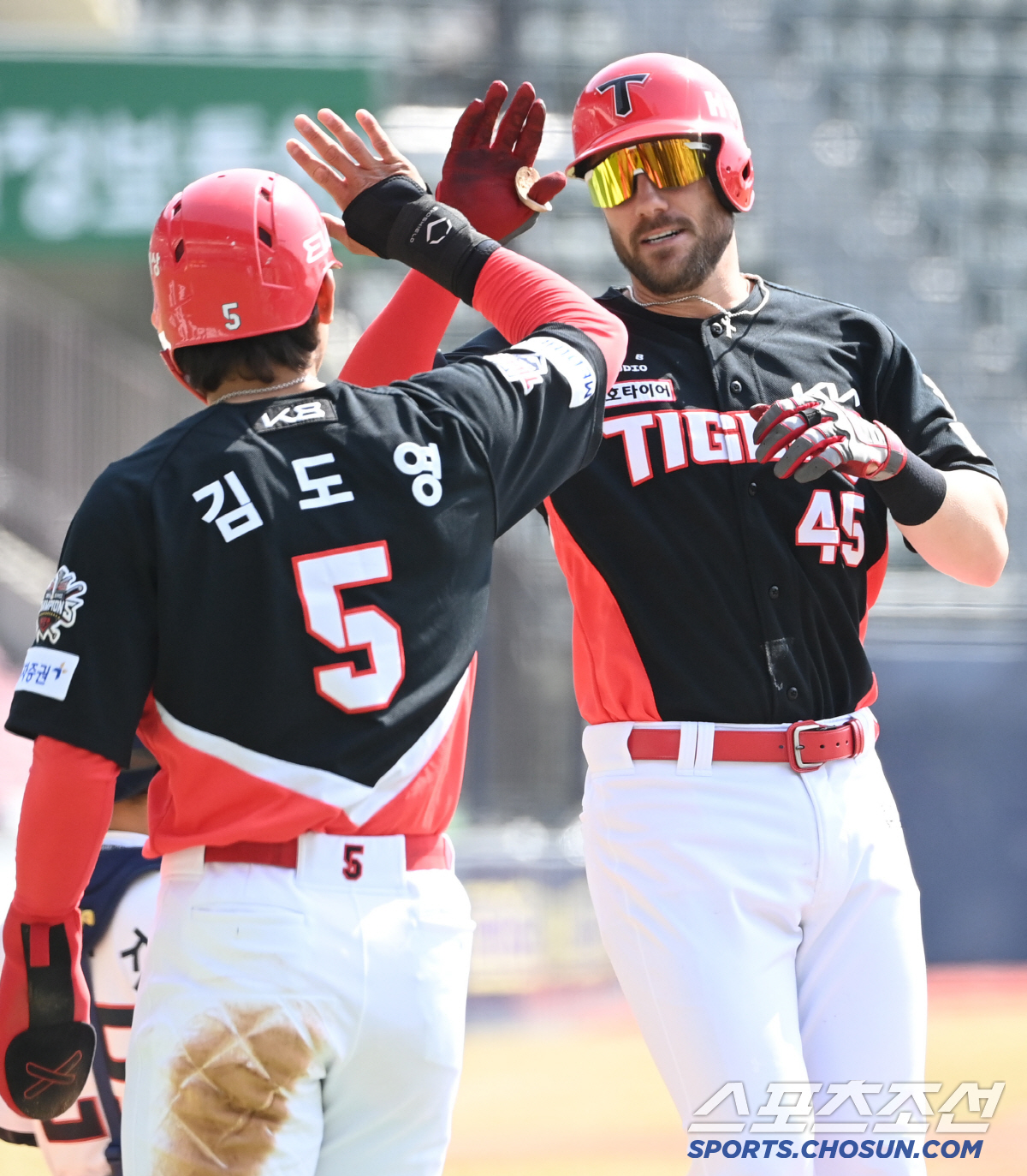 '축하 안 해줘?' 홈런 치고도 서운할 뻔, 잠실 담장 넘긴 위즈덤...…