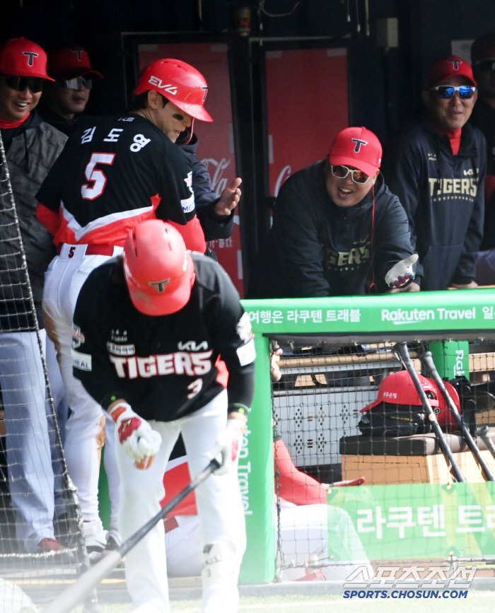 '축하 안 해줘?' 홈런 치고도 서운할 뻔, 잠실 담장 넘긴 위즈덤...…