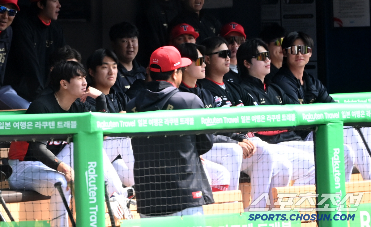 '축하 안 해줘?' 홈런 치고도 서운할 뻔, 잠실 담장 넘긴 위즈덤...…