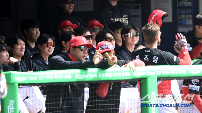 '축하 안 해줘?' 홈런 치고도 서운할 뻔, 잠실 담장 넘긴 위즈덤...…