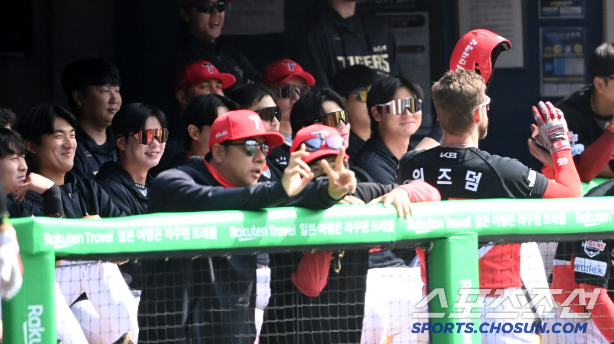 '축하 안 해줘?' 홈런 치고도 서운할 뻔, 잠실 담장 넘긴 위즈덤...…