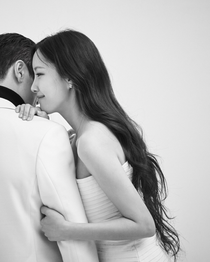 [SC이슈]'4월 결혼' 효민, ♥예비신랑 비주얼 부담됐나…"훈남은 아니지만"