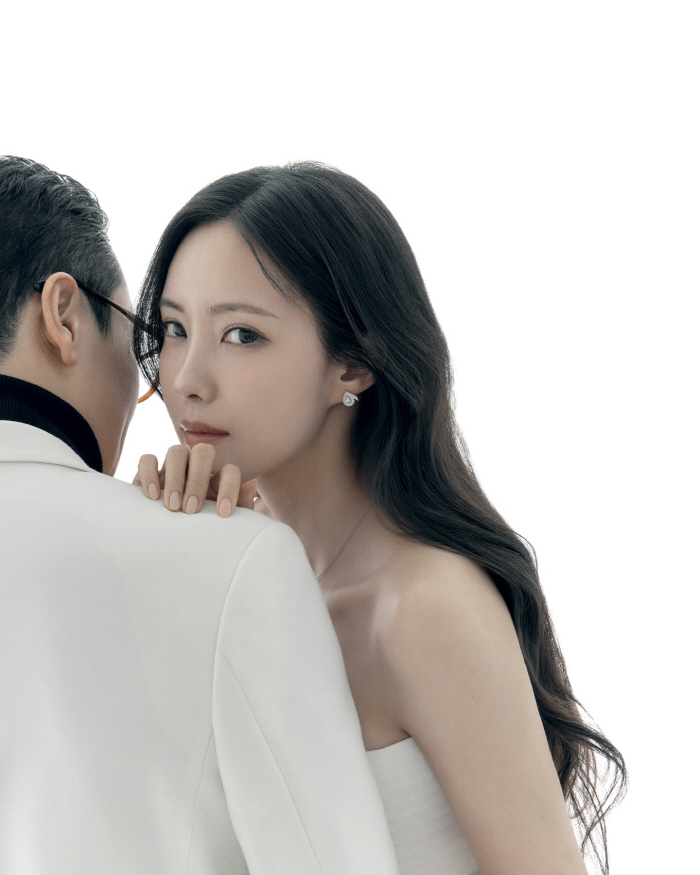 [SC이슈]'4월 결혼' 효민, ♥예비신랑 비주얼 부담됐나…"훈남은 아니…