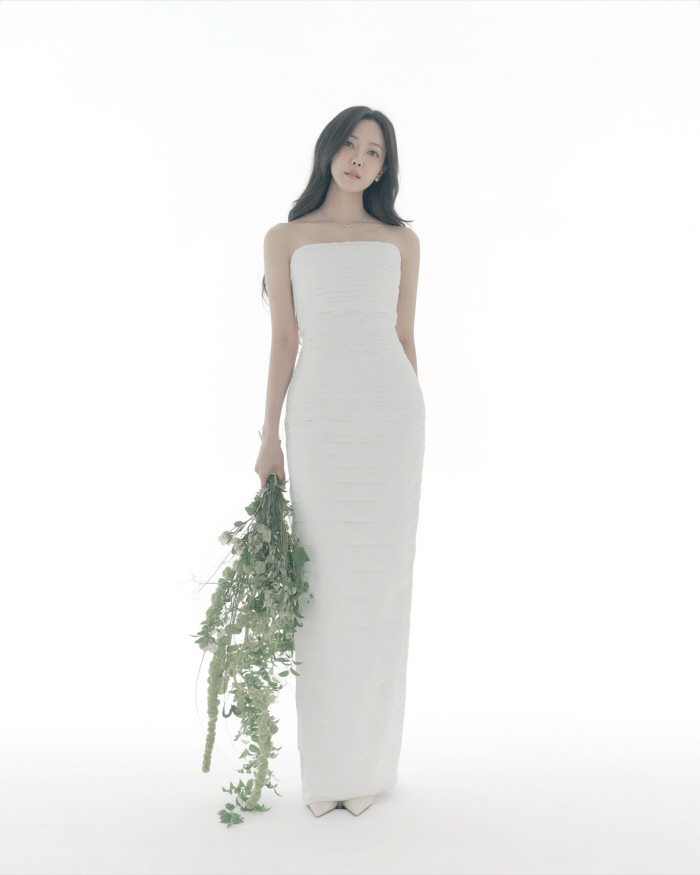 [SC이슈]'4월 결혼' 효민, ♥예비신랑 비주얼 부담됐나…"훈남은 아니…