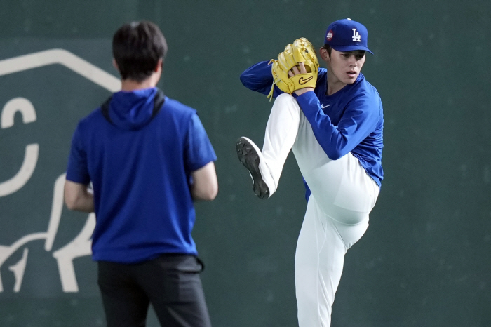 비틀스보다 더한 '오타니' 열풍, 훈련보려고 20만명 줄서고, 티켓 가격…
