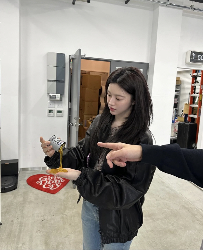 [SCin스타] 고윤정, 많이 배고팠나…햄버거 모형 들고 '러블리' 포즈
