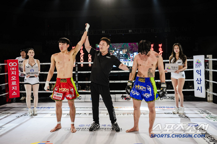 김준화 2대1 판정승, 챔피언 벨트 지켰다. MAX FC 10주년 대회 …