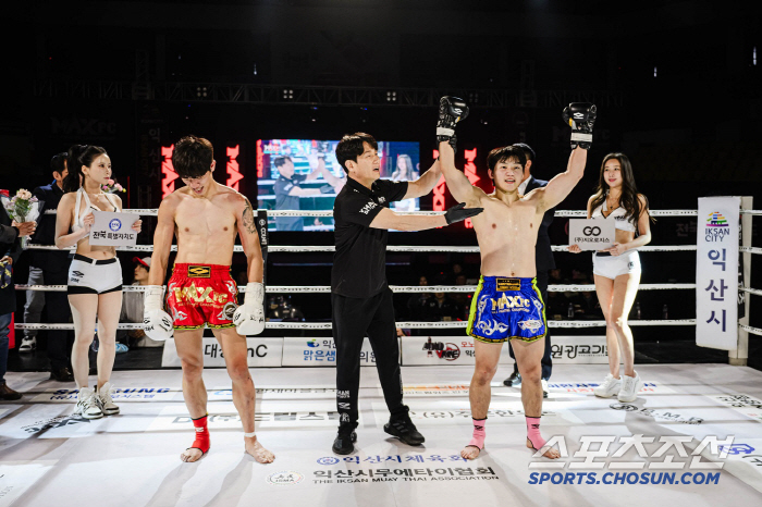 김준화 2대1 판정승, 챔피언 벨트 지켰다. MAX FC 10주년 대회 …
