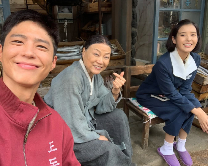 박보검 ♥아이유와 첫 키스하던 날..'폭싹' 비하인드샷 공개 [종합]