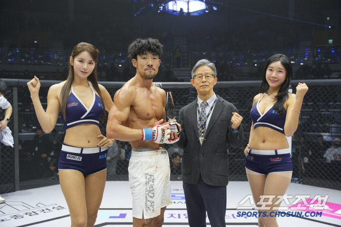 원주 정병원 정우문 원장, 승리한 장현진에게 트로피 시상[로드FC]