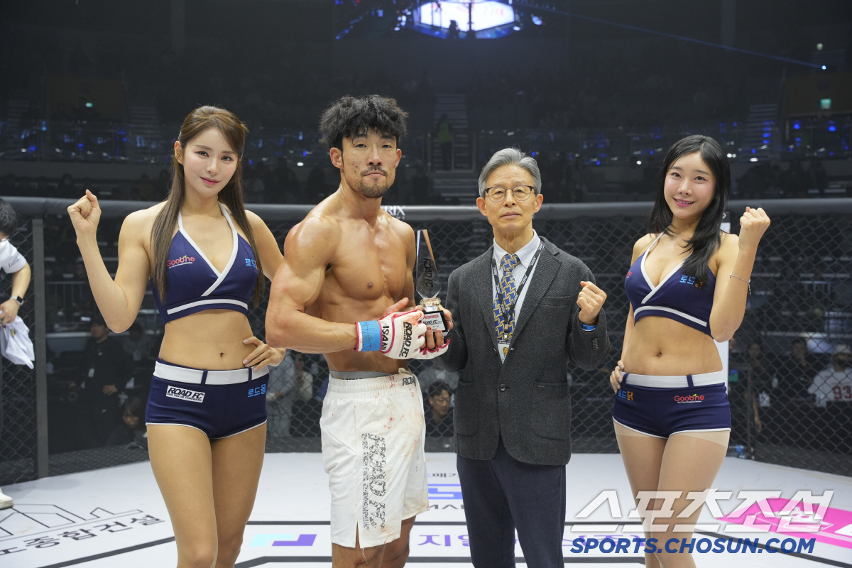 원주 정병원 정우문 원장, 승리한 장현진에게 트로피 시상[로드FC]