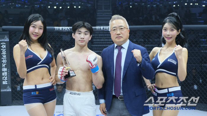 엑시스 글로벌 파트너스 이상웅 대표, 승리한 편예준에게 트로피 시상[로드FC]