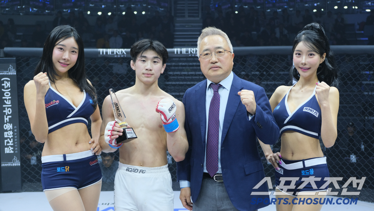 엑시스 글로벌 파트너스 이상웅 대표, 승리한 편예준에게 트로피 시상[로드…