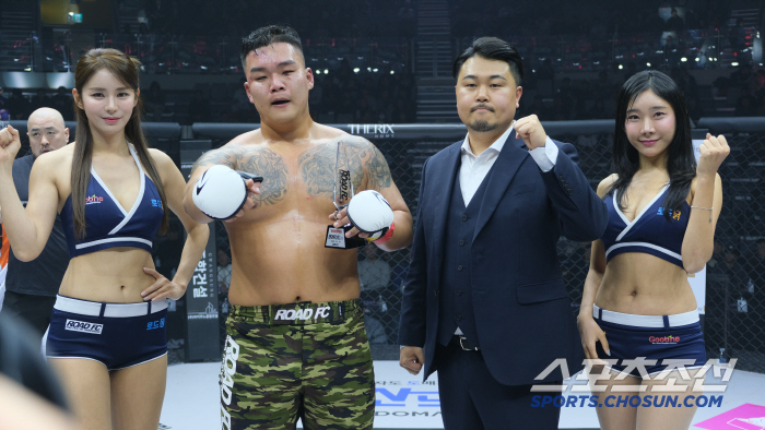 로드FC 서덕호 대표, 승리한 이호재에게 트로피 시상[로드FC]