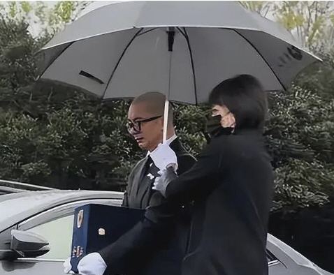비쩍 마른 구준엽 포착, 故서희원 유골함 안고 오열 "영원한 작별" [S…