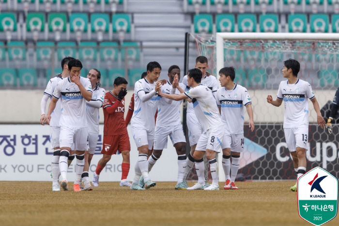 '시즌 첫 연승' 미소 지은 부산, 천안전 2-1 승리...'4골 난타전…
