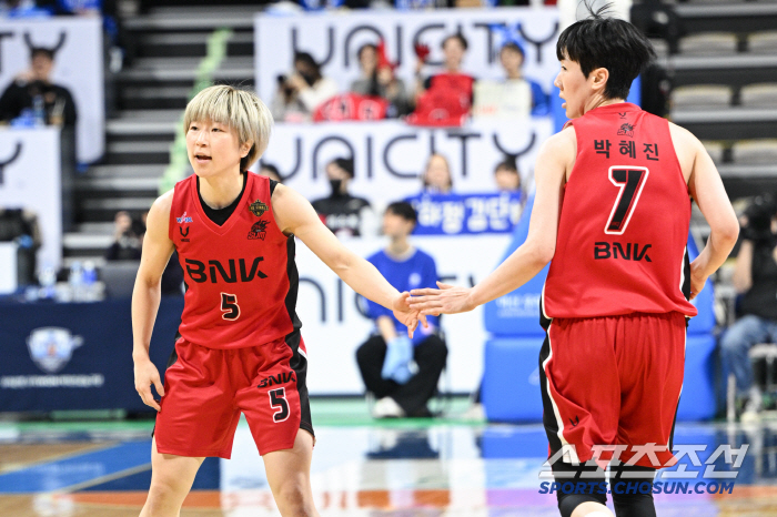 [현장분석] BNK 지역방어 카운터 어택+박혜진 해결사. 우리은행 '네일…