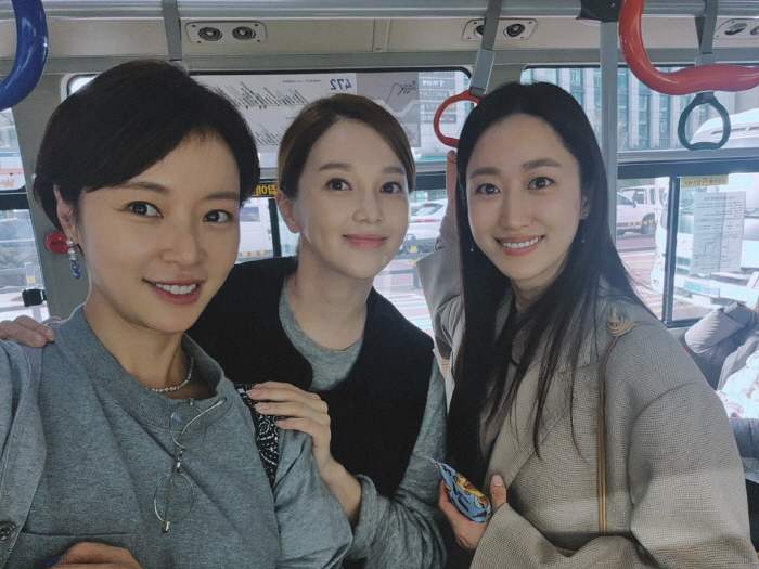 '아유미와 불화설 일축' 황정음, 이번엔 시내버스 데이트.."엉동이가 작…