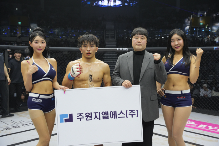 주원지엘에스 김선식 대표, 승리한 하라구치에게 트로피 시상[로드FC]